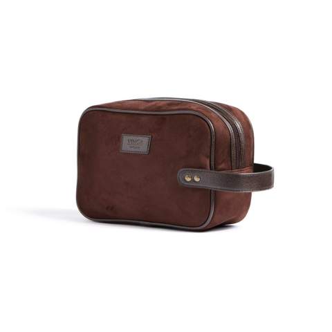 Sac de lavage classique, mais moderne, en imitation daim avec des détails en cuir PU. Ce sac vous permet de ranger facilement vos articles d'hygiène avec style, à la maison comme en voyage. Le sac a une taille pratique et est facile à porter, grâce à une sangle avec des détails en laiton sur le côté court.