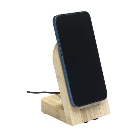 Un support de téléphone à chargement rapide magnétique sans fil de 15 W. Fabriqué à partir de bambou, ce chargeur rapide convient aux modèles d'iPhone 12 et plus récents. Placez le téléphone sur le support et le chargeur magnétique reconnaîtra l'aimant de l'iPhone et commencera à charger automatiquement.  Inclus : un câble USB-C et un chargeur mural USB-C 20 W nécessaires pour alimenter ce produit. Chaque article est fourni dans une boite individuelle en papier kraft marron.