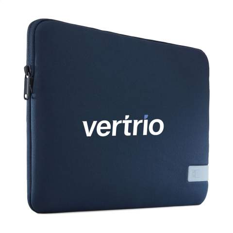 Sturdy 14-inch laptop sleeve from Case Logic. This thin, polyester cover is made from high-quality memory foam (6mm thick) and offers first-class protection. The soft, plush inner lining protects the laptop from scratches. The cover has a handy, asymmetrical opening with zip.