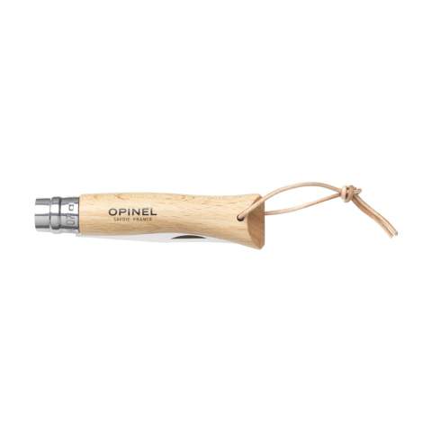 Taschenmesser der Marke Opinel. Die Klinge ist aus rostfreiem Stahl gefertigt. Der Griff aus Buchenholz ist mit einer Schutzschicht aus Lack gegen Feuchtigkeit und Schmutz versehen. 95% des Holzes stammt von französischen, nachhaltig geführten Betrieben. Am Griff ist eine Lederkordel angebracht. Geöffnet hat das Messer eine Länge von 18 cm. Gesichert mit einer Virobloc®-Verriegelung. Dieses Messer ist unentbehrlich für Heimwerker, auf dem Campingplatz oder bei einer Wanderung. Ein alltagstaugliches Taschenmesser, das man wirklich für alles nutzt. Made in France. Beachten Sie, dass möglicherweise lokale Vorschriften für den Besitz und / oder das Tragen von Messern oder Multitools in der Öffentlichkeit gelten.