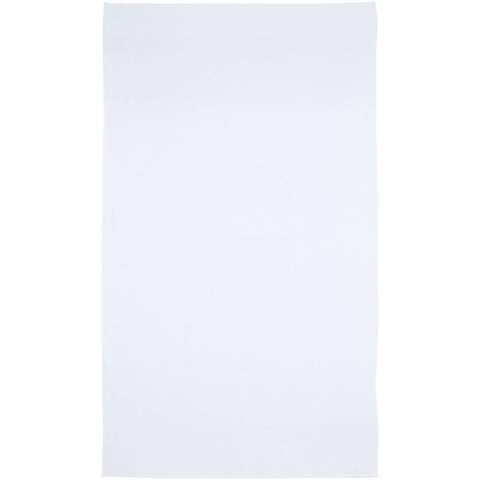 Hoogwaardige en duurzame handdoek van 550 g/m² die heerlijk dik, zijdeachtig en superzacht is voor de huid. Dit artikel is gecertificeerd volgens STANDARD 100 door OEKO-TEX®. Dit garandeert dat het textielproduct is vervaardigd met behulp van duurzame processen onder milieuvriendelijke en maatschappelijk verantwoorde arbeidsomstandigheden en vrij is van schadelijke chemicaliën of synthetische materialen. Verkrijgbaar in een verscheidenheid aan prachtige kleuren om elke huis- of hotelbadkamer te verfijnen. De handdoek is geverfd met een waterloos verfproces dat de vraag naar zoetwater vermindert en de grote hoeveelheden vervuild water voorkomt die typisch zijn voor verfprocessen op waterbasis. Grootte van de handdoek: 100 x 180 cm. Gemaakt in Europa. 