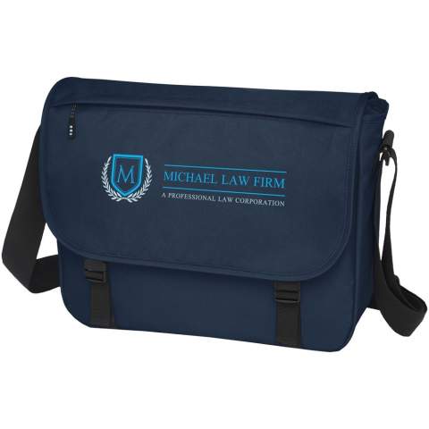 Sac portable durable en rPET certifié GRS fabriqué à 60 % à partir de matériaux recyclés. Comprend un grand compartiment principal zippé avec un logement matelassé pour ordinateur portable de 15" et un compartiment avant zippé pour accéder rapidement à vos appareils mobiles (les deux compartiments disposent d'une fermeture velcro). Comprend un rabat avec une poche zippée et une fermeture à boucle. Avec une bandoulière rembourrée, réglable et confortable, et un passant trolley à l’arrière.