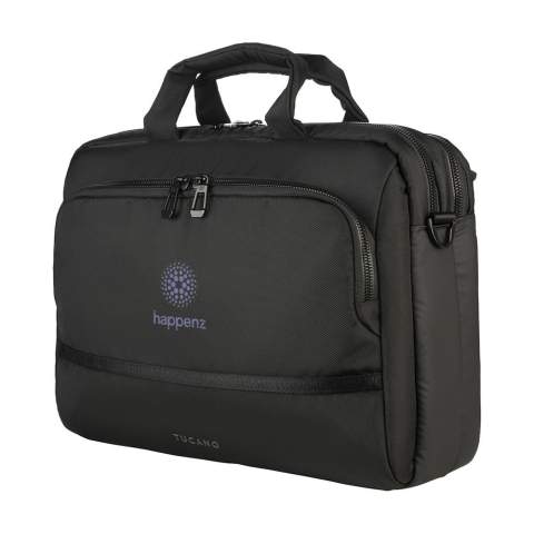 Moderne Designer-Dokumententasche der italienischen Marke Tucano. Hergestellt aus recyceltem Kunststoff, darunter 19 recycelte PET-Flaschen. Die Tasche verfügt über zwei geräumige, gepolsterte Fächer, von denen eines mit einem stoßfesten Laptopfach für einen Laptop bis zu 15,6 Zoll oder ein MacBook Pro 16 Zoll ausgestattet ist. Das Reißverschlussfach auf der Vorderseite verfügt über einen Organizer zur Aufbewahrung verschiedener Accessoires. Auf der Rückseite befindet sich ein zusätzliches Reißverschlussfach. Mit gepolstertem, verstellbarem und abnehmbarem Schultergurt und doppelt gepolstertem Tragegriff. Komplett gefüttert. Fassungsvermögen ca. 13 Liter.