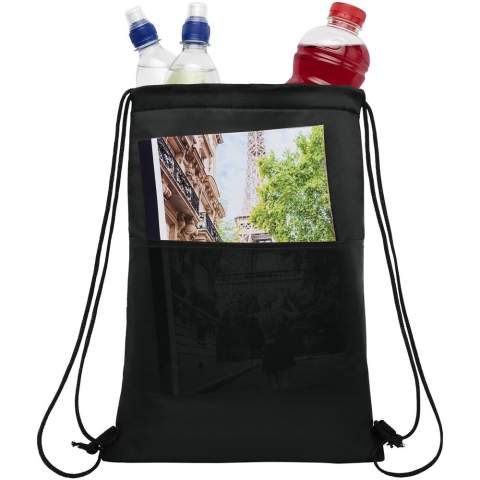 Kühltasche mit Kordelzugverschluss in schwarzer Farbe. Ausgestattet mit einer offenen Fronttasche. Passend für 12 Dosen. Beständigkeit bis zu 5 kg.