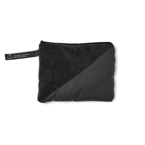 Microvezel sporthanddoek gemaakt van gerecyclede PET-flessen. Door het unieke badstofgevoel absorbeert deze handdoek meer water en droogt hij drie keer sneller dan een traditionele handdoek. Zeer geschikt voor buitenactiviteiten en sport. Lichtgewicht en compact, de handdoek is een ideaal formaat voor op reis of in de sportschool. Gemaakt van 50% GRS (Global Recycle Standard) gecertificeerde gerecyclede materialen, waarbij de GRS-certificering een volledig gecertificeerde toeleveringsketen van gerecyclede materialen garandeert. Totale gerecyclede inhoud gebaseerd op het totale productgewicht.
