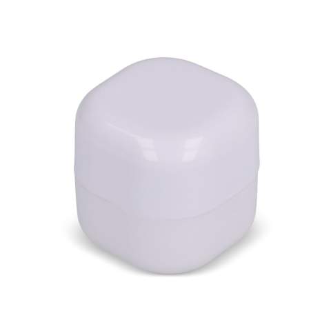 Baume à lèvres dans un contenant en forme de cube fabriqué à partir d'ABS recyclé. La forme arrondie de la bille à l'intérieur permet une application en douceur pour un soin hydratant.