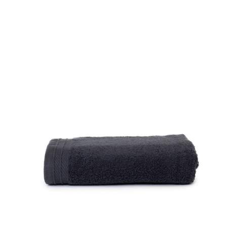 Organic cotton towel with size 50 x 100 cm is ideal to use in the bathroom to dry your hair and / or body and is also good enough to take to the gym. The softness ensures that the towel is very user-friendly and thanks to the 100% organic combed cotton, this towel dries quickly. Drying has never been so nice! The grammage of 550 gr/m2 ensures that the towel absorbs well and feels very soft. This item from The One Towelling® brand is inspired by the beautiful colors of Cuba. Make your choice from 8 colors now!