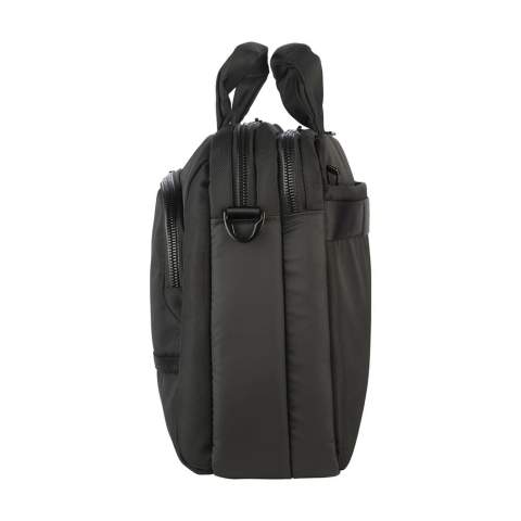 Moderne Designer-Dokumententasche der italienischen Marke Tucano. Hergestellt aus recyceltem Kunststoff, darunter 19 recycelte PET-Flaschen. Die Tasche verfügt über zwei geräumige, gepolsterte Fächer, von denen eines mit einem stoßfesten Laptopfach für einen Laptop bis zu 15,6 Zoll oder ein MacBook Pro 16 Zoll ausgestattet ist. Das Reißverschlussfach auf der Vorderseite verfügt über einen Organizer zur Aufbewahrung verschiedener Accessoires. Auf der Rückseite befindet sich ein zusätzliches Reißverschlussfach. Mit gepolstertem, verstellbarem und abnehmbarem Schultergurt und doppelt gepolstertem Tragegriff. Komplett gefüttert. Fassungsvermögen ca. 13 Liter.
