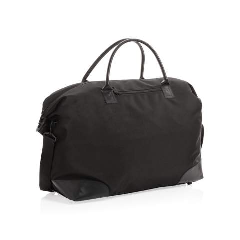 Plan your perfect getaway with this large Aware™ 1200D weekend bag. The bag features one big roomy compartment with front pocket and PU handles. With AWARE™ tracer that validates the genuine use of recycled materials. Each weekend bag is made of 21 PET bottles (500ml). 2% of proceeds of each Impact product sold will be donated to Water.org. Composition 100% recycled polyester. Lining in 150D recycled polyester.
