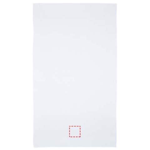Hoogwaardige en duurzame handdoek van 550 g/m² die heerlijk dik, zijdeachtig en superzacht is voor de huid. Dit artikel is gecertificeerd volgens STANDARD 100 door OEKO-TEX®. Dit garandeert dat het textielproduct is vervaardigd met behulp van duurzame processen onder milieuvriendelijke en maatschappelijk verantwoorde arbeidsomstandigheden en vrij is van schadelijke chemicaliën of synthetische materialen. Verkrijgbaar in een verscheidenheid aan prachtige kleuren om elke huis- of hotelbadkamer te verfijnen. De handdoek is geverfd met een waterloos verfproces dat de vraag naar zoetwater vermindert en de grote hoeveelheden vervuild water voorkomt die typisch zijn voor verfprocessen op waterbasis. Grootte van de handdoek: 100 x 180 cm. Gemaakt in Europa. 