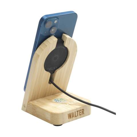 Un support de téléphone à chargement rapide magnétique sans fil de 15 W. Fabriqué à partir de bambou, ce chargeur rapide convient aux modèles d'iPhone 12 et plus récents. Placez le téléphone sur le support et le chargeur magnétique reconnaîtra l'aimant de l'iPhone et commencera à charger automatiquement.  Inclus : un câble USB-C et un chargeur mural USB-C 20 W nécessaires pour alimenter ce produit. Chaque article est fourni dans une boite individuelle en papier kraft marron.