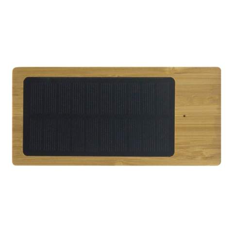 Powerbank mit einer Kapazität von 8.000mAh, hergestellt aus FSC-zertifiziertem Bambus. Die Powerbank verfügt über ein Solarpaneel zum Aufladen der Powerbank in der Sonne. Das Aufladen von Handys oder anderen mobilen Geräten unterwegs ist Dank der kompakten Größe sehr einfach. Sie können bis zu drei Geräte gleichzeitig aufladen, indem Sie das jeweilige Ladekabel an die Powerbank anschließen. Verpackt in einer Geschenkbox zusammen mit einem Ladekabel für die Powerbank selbst.