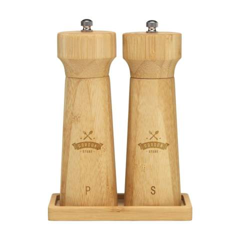 Ensemble sel et poivre contemporain de la marque Wooosh. Fabriqué en bambou certifié FSC 100%. Le moulin à poivre et le moulin à sel sont tous deux équipés d’un mécanisme en céramique pour une utilisation durable et efficace. Les deux moulins peuvent être remplis à nouveau et sont livrées avec un élégant plateau en bambou qui assure une présentation soignée sur la table. Cet ensemble en bambou allie fonctionnalité et look moderne, parfait pour une utilisation dans l'industrie hôtelière ou comme ajout de bon goût à la cuisine. Emballé par set.