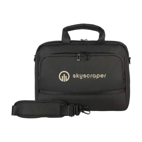 Moderne Designer-Dokumententasche der italienischen Marke Tucano. Hergestellt aus recyceltem Kunststoff, darunter 19 recycelte PET-Flaschen. Die Tasche verfügt über zwei geräumige, gepolsterte Fächer, von denen eines mit einem stoßfesten Laptopfach für einen Laptop bis zu 15,6 Zoll oder ein MacBook Pro 16 Zoll ausgestattet ist. Das Reißverschlussfach auf der Vorderseite verfügt über einen Organizer zur Aufbewahrung verschiedener Accessoires. Auf der Rückseite befindet sich ein zusätzliches Reißverschlussfach. Mit gepolstertem, verstellbarem und abnehmbarem Schultergurt und doppelt gepolstertem Tragegriff. Komplett gefüttert. Fassungsvermögen ca. 13 Liter.