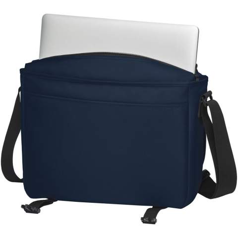 Sac portable durable en rPET certifié GRS fabriqué à 60 % à partir de matériaux recyclés. Comprend un grand compartiment principal zippé avec un logement matelassé pour ordinateur portable de 15" et un compartiment avant zippé pour accéder rapidement à vos appareils mobiles (les deux compartiments disposent d'une fermeture velcro). Comprend un rabat avec une poche zippée et une fermeture à boucle. Avec une bandoulière rembourrée, réglable et confortable, et un passant trolley à l’arrière.