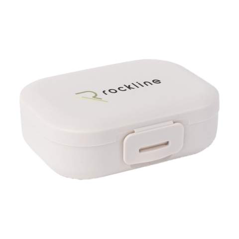 Boîte à goûter pratique en PP plastique de la marque Amuse. Avec fermeture à clip pratique. Convient pour transporter des fruits, des crudités, des biscuits et des petits en-cas. Grâce à sa taille compacte, cette boîte se glisse facilement dans un sac, un sac à dos ou même une poche de veste. Une alternative réutilisable aux récipients en plastique à usage unique. Sans BPA. Ce produit passe au lave-vaisselle jusqu'à 65°C. Le lavage à la main est recommandé pour préserver l’impression. Capacité de 200 ml. Fabriqué en Belgique.