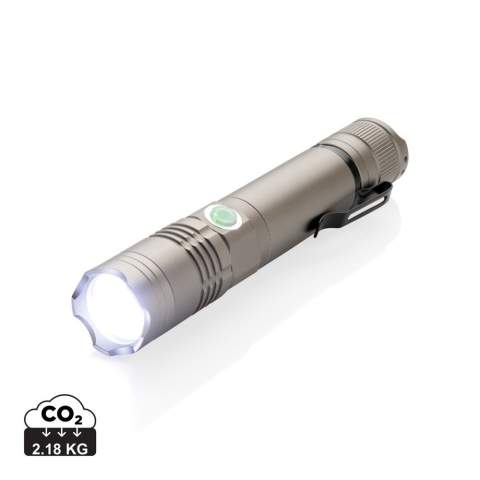 Diese Taschenlampe aus Aluminium laden Sie wieder und wieder auf. Da somit keine Batterien ausgetauscht werden müssen, ist dies eine nachhaltige und verantwortungsbewußte Lösung. Die 3W erzeugen 130 Lumen und leuchten bis zu 200m weit. Mit 3 Lichtmodi: hell, 50% und blinkend. Mit dem IPX 4 Standard kann sie auch bei schlechten Wetterbedingungen zum Einsatz kommen. Die eingebaute 2.200 mAh Lithium Batterie lässt die Lampe für bis zu 8h leuchten und ist innerhalb von 2h wieder aufgeladen. Inkl. Micro-USB Kabel zum Wiederaufladen.<br /><br />Lightsource: LED<br />LightsourceQty: 1