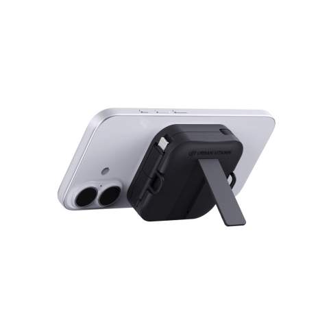 De ultieme alles-in-één oplaadoplossing. San Jose is een 100W telefoonhouder met een geïntegreerde intrekbare oplaadkabel die supersnelle stroom en gemak levert. Met zijn magnetische telefoonhouder en kickstand houdt de San Jose je telefoon veilig en rechtop in de perfecte hoek voor handsfree gebruik - of je nu video's bekijkt, videogesprekken voert of CarPlay gebruikt. De intrekbare RTPE-kabel is tot 100 cm uittrekbaar en biedt supersnel opladen, met ondersteuning voor een vermogen tot 100 W met de USB-C naar USB-C-kabel. Hij wordt ook geleverd met USB-A naar USB-C en USB-A naar iOS-connectoren, waardoor hij veelzijdig genoeg is om een ​​breed scala aan apparaten op te laden. Bovendien ondersteunt het gegevensoverdracht voor naadloze bestandssynchronisatie tijdens het opladen. San Jose is gemaakt met RCS (Recycled Claim Standard) gecertificeerde RABS & RTPE-materialen. Totaal gerecycled materiaal 59% op basis van het artikelgewicht. Urban Vitamin-artikelen zijn gemaakt zonder PVC.<br /><br />PVC free: true