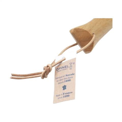 Taschenmesser der Marke Opinel. Die Klinge ist aus rostfreiem Sandvik-Stahl 12C27 gefertigt. Der Griff aus Buchenholz ist mit einer Schutzschicht aus Lack gegen Feuchtigkeit und Schmutz versehen. 95% des Holzes stammt von französischen, nachhaltig geführten Betrieben. Am Griff ist eine Lederkordel angebracht. Geöffnet hat das Messer eine Länge von 19 cm. Gesichert mit einer Virobloc®-Verriegelung. Dieses Messer ist ideal für Picknick und Grillabende, aber auch zum Angeln oder für andere Aktivitäten im Freien. Ein alltagstaugliches Taschenmesser, das man wirklich für alles nutzt. Made in France. Beachten Sie, dass möglicherweise lokale Vorschriften für den Besitz und / oder das Tragen von Messern oder Multitools in der Öffentlichkeit gelten.