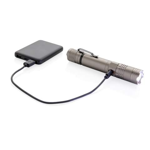 Diese Taschenlampe aus Aluminium laden Sie wieder und wieder auf. Da somit keine Batterien ausgetauscht werden müssen, ist dies eine nachhaltige und verantwortungsbewußte Lösung. Die 3W erzeugen 130 Lumen und leuchten bis zu 200m weit. Mit 3 Lichtmodi: hell, 50% und blinkend. Mit dem IPX 4 Standard kann sie auch bei schlechten Wetterbedingungen zum Einsatz kommen. Die eingebaute 2.200 mAh Lithium Batterie lässt die Lampe für bis zu 8h leuchten und ist innerhalb von 2h wieder aufgeladen. Inkl. Micro-USB Kabel zum Wiederaufladen.<br /><br />Lightsource: LED<br />LightsourceQty: 1