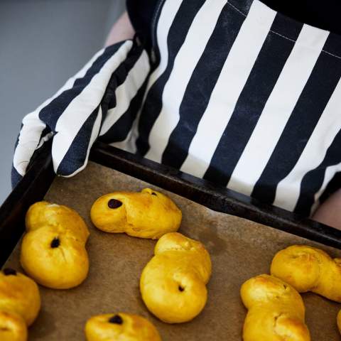 Protégez vos vêtements avec le tablier de Sagaform. Le tablier Aron et le gant de cuisine Aron sont les seuls vêtements dont vous avez besoin pour cuisiner, que ce soit à l'extérieur ou à l'intérieur. Aron est conçu dans des couleurs naturelles combinées aux rayures classiques de Sagaform.