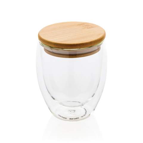 Dit dubbelwandige borosilicaat glas heeft een strak 2-laags ontwerp dat al je favoriete drankjes laat zien! Wat je ook serveert, cappuccino, thee of latte blijft goed warm terwijl je hand koel blijft. Inclusief bamboe deksel. Het wordt aanbevolen om het glas en bamboe deksel met de hand te wassen. Inhoud 250 ml. BPA-vrij.