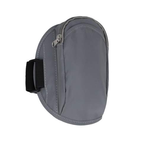A sports armband with pouch for valuables, made from reflective materials for enhanced visibility on the road. Suitable for most smartphones, it features an adjustable size, making it ideal for both men and women.
