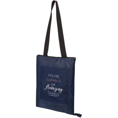 Fabriquée à 100 % en polyester recyclé certifié GRS, la nappe Clary est une nappe de pique-nique confortable et imperméable. La conception pliable avec une bandoulière permet un transport facile et le rembourrage doux ajoute une couche supplémentaire de confort. Disponible en plusieurs couleurs, Clary est un choix pratique et plus durable pour vos sorties en plein air. Taille de la couverture : 123 x 144 cm.
