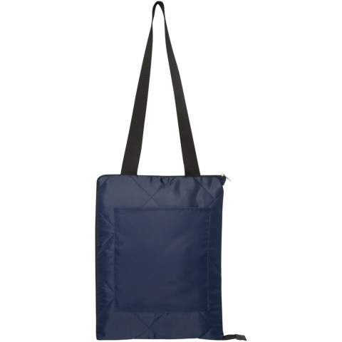 Fabriquée à 100 % en polyester recyclé certifié GRS, la nappe Clary est une nappe de pique-nique confortable et imperméable. La conception pliable avec une bandoulière permet un transport facile et le rembourrage doux ajoute une couche supplémentaire de confort. Disponible en plusieurs couleurs, Clary est un choix pratique et plus durable pour vos sorties en plein air. Taille de la couverture : 123 x 144 cm.