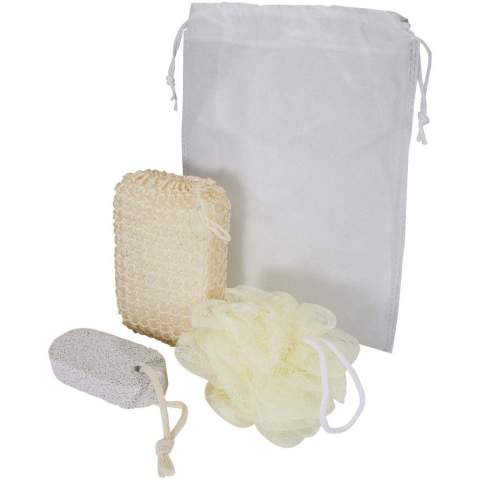 3-delige set badaccessoires bestaande uit een badbal/luffa, een puimsteen en een sisal hennepspons. Afmetingen badbal/luffa: 9 cm. Afmetingen puimsteen: 9,5 x 4,5 x 1,5 cm. Afmetingen hennepspons: 14 x 8 x 5 cm. Verpakt in een polyester zakje.
