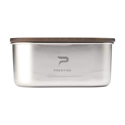 WoW! Boîte à lunch en acier inoxydable recyclé. Le superbe couvercle, en bois d'acacia, se ferme parfaitement grâce au joint d'étanchéité en silicone, pour que votre déjeuner reste frais plus longtemps. L'Acacia est un bois robuste et solide à l'aspect chaleureux. Cette boîte à lunch haut de gamme, à la fois élégante et pratique, est fabriquée avec des matériaux de qualité et se ferme avec une bande élastique et un velcro. Ne passe pas au lave-vaisselle. Capacité 1.700 ml. Certifié RCS. Matière recyclée totale : 45%.     L'inox peut être recyclé de nombreuses fois tout en conservant en grande partie la qualité du matériau. En utilisant de l'acier inoxydable recyclé, on a besoin de moins de nouvelles matières premières. Cela signifie moins de consommation d'énergie et moins d'utilisation d'eau. Chaque article est fourni dans une boite individuelle en papier kraft marron.