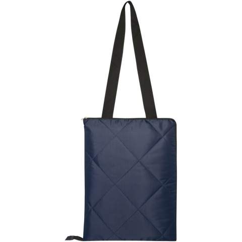 Fabriquée à 100 % en polyester recyclé certifié GRS, la nappe Clary est une nappe de pique-nique confortable et imperméable. La conception pliable avec une bandoulière permet un transport facile et le rembourrage doux ajoute une couche supplémentaire de confort. Disponible en plusieurs couleurs, Clary est un choix pratique et plus durable pour vos sorties en plein air. Taille de la couverture : 123 x 144 cm.