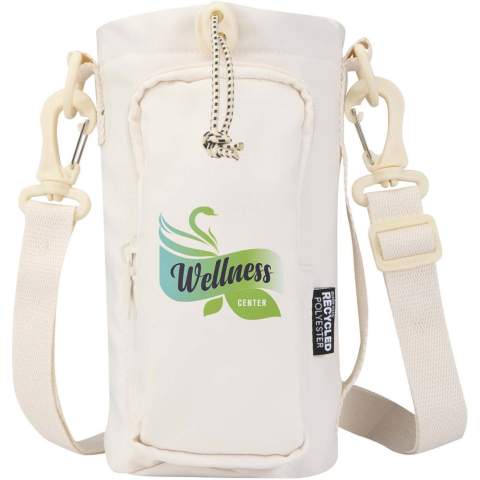 The Trip Aware™ recycled travel bottle bag is a practical and lightweight solution for staying hydrated on the move. Made from 290D twill polyester with a knitted backing and lined with RPET 210D/PU, it offers both durability and considered design. The main compartment features a drawstring closure and fits both large bottles with handles and smaller bottles, with a rear opening for easy access. A front pocket holds essentials such as a phone, and includes an internal slide pocket and a ribbon for securing keys. An adjustable strap and side handle offer flexible carrying options. Each bag also comes with an Aware™ tracer. This innovative feature allows users to trace the origins and journey of their item through a QR code, enhancing transparency in the supply chain and fostering a stronger connection between the product and its production process. Volume capacity: 2 litres.