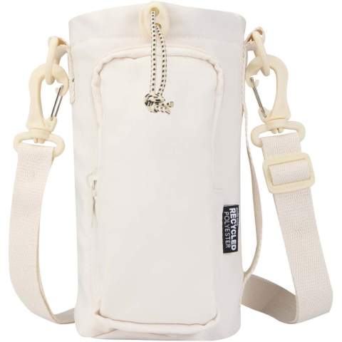 The Trip Aware™ recycled travel bottle bag is a practical and lightweight solution for staying hydrated on the move. Made from 290D twill polyester with a knitted backing and lined with RPET 210D/PU, it offers both durability and considered design. The main compartment features a drawstring closure and fits both large bottles with handles and smaller bottles, with a rear opening for easy access. A front pocket holds essentials such as a phone, and includes an internal slide pocket and a ribbon for securing keys. An adjustable strap and side handle offer flexible carrying options. Each bag also comes with an Aware™ tracer. This innovative feature allows users to trace the origins and journey of their item through a QR code, enhancing transparency in the supply chain and fostering a stronger connection between the product and its production process. Volume capacity: 2 litres.