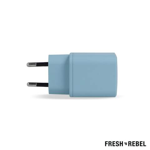 De USB + USB-C PD Mini Charger heeft 2 poorten, waaronder een 30W USB-C Power Delivery poort om je mobiele apparaten supersnel op te laden. Deze Mini Charger is super compact, dus je kunt hem overal in je zak of tas mee naartoe nemen en heeft meerdere veiligheidsfuncties zoals bescherming tegen overstroom, overbelasting en kortsluiting en thermische beveiliging.