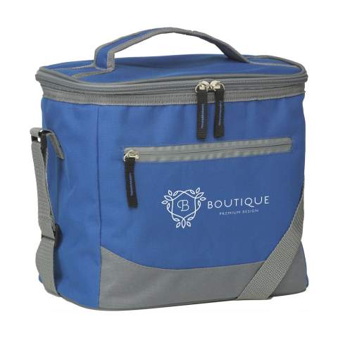 Kühltasche im praktischen Format. Aus 600D Polyester. Mit großem Kühlfach,Fronttasche mit Reissverschluss, Griff und anpassbarem Schultergurt. Passend für 12 Getränkedosen.