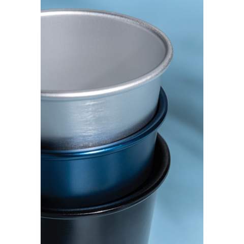 Maak kennis met de Alo RCS Stapelbare Aluminium Beker - Milieuvriendelijk en stijlvol, 450 ml aan herbruikbare perfectie. Lichtgewicht, veelzijdig en ontworpen om afval te verminderen. Maak vandaag een milieubewuste keuze! Geschikt voor koude dranken & alleen met de hand wassen. Totaal gerecyclede inhoud: 65% op basis van het totale gewicht van het artikel. Vrij van BPA. Inhoud 450 ml. Plasticvrij, verpakt in bulk met papier.