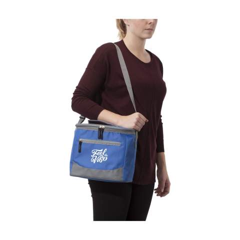Kühltasche im praktischen Format. Aus 600D Polyester. Mit großem Kühlfach,Fronttasche mit Reissverschluss, Griff und anpassbarem Schultergurt. Passend für 12 Getränkedosen.