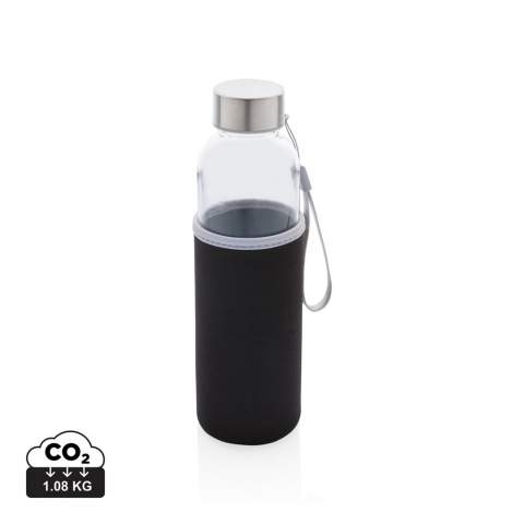 Voor degenen die liever uit glas drinken in plaats van roestvrij staal, is deze glazen fles van 500 ml met afneembare full colour neopreen hoes perfect voor onderweg. De draagriem van gevlochten touw voor gemakkelijk dragen, de neopreen hoes beschermt uw fles. Lekvrij en met RVS schroefdeksel. Alleen geschikt voor koud water. BPA-vrij.