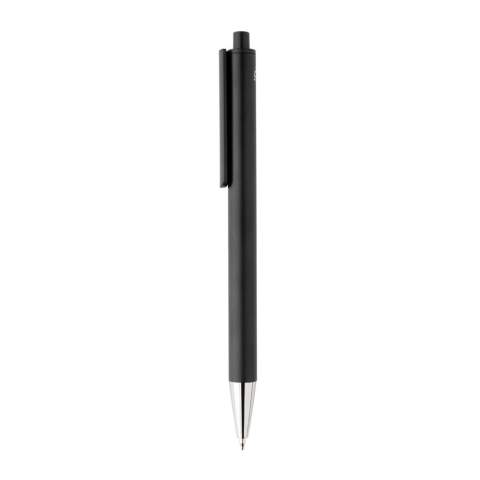 Der Amisk Kugelschreiber aus RCS-zertifiziert recyceltem Aluminium ist die perfekte Kombination aus schlankem und modernem Stil. Aus recyceltem Aluminium hergestellt, sieht dieser Stift nicht nur gut aus, sondern trägt auch zur Reduzierung der Umweltbelastung bei. Er ist das perfekte Schreibgerät für jede Gelegenheit. Bis zu 1200m leichtes Schreiben mit blauer Dokumental-Tinte. Hergestellt aus RCS-zertifiziert (Recycled Claim Standard) recycelten Materialien. Die RCS-Zertifizierung gewährleistet eine vollständig zertifizierte Lieferkette für die recycelten Materialien. Recycelter Gesamtanteil: 23%, bezogen auf das Gesamtgewicht des Artikels.