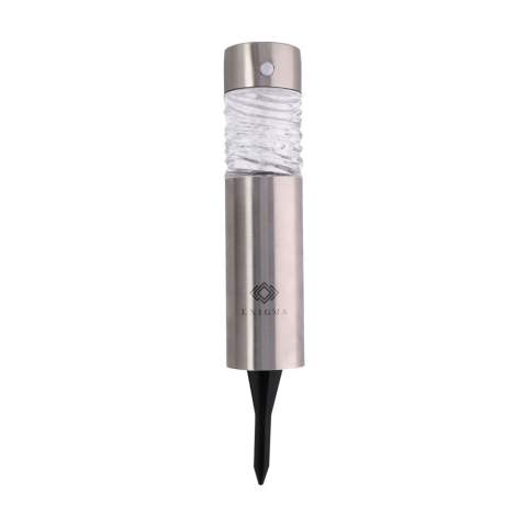 Lampe de jardin solaire sans fil en acier inoxydable de la marque Grundig. Avec un verre décoratif et une lampe LED très puissante, entre 5 et 6 lumens, pour un bon éclairage. Équipée d'un piquet de terre pratique, d'un détecteur de mouvement et d'un panneau solaire. Vous pouvez facilement placer cette lampe dans l'herbe ou dans un parterre de fleurs. La lampe fonctionne à l'énergie solaire et se recharge pendant la journée. Lorsque la lampe est complètement chargée, elle fournit de la lumière pendant 6 à 8 heures. Résiste aux éclaboussures. Comprend une batterie rechargeable. Par pièce dans une boîte.