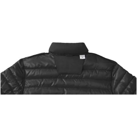 Het Athenas heren geïsoleerde jas - een perfecte mix van stijl en functionaliteit. Blijf beschermd tegen kou en wind met de stormflap aan de binnenkant met kinbeschermer. De borstzak met ritssluiting van de jas biedt een veilige plek voor je essentials. De elastische band voegt een stijlvolle touch toe en zorgt voor een goede pasvorm. De jas is gemaakt van 38 g/m² dull cire 380T nylon geweven stof en heeft een gestroomlijnde en duurzame buitenkant. De vulling bestaat uit imitatie donsisolatie van polyester, die lichtgewicht warmte biedt zonder in te leveren op comfort. 
