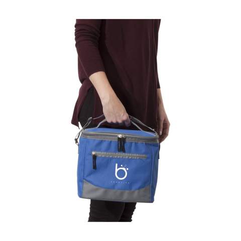 Kühltasche im praktischen Format. Aus 600D Polyester. Mit großem Kühlfach,Fronttasche mit Reissverschluss, Griff und anpassbarem Schultergurt. Passend für 12 Getränkedosen.
