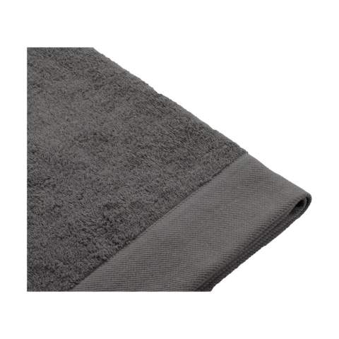 Stijlvolle badhanddoek van het merk Walra. Gemaakt van 70% gerecycled katoen en 30% katoen (550 g/m²). De badhanddoek heeft een fijne structuur, een elegante boord en een handige ophanglus. Heerlijk zacht en goed absorberend. Dit product is Oeko-tex en GRS gecertificeerd. Met de productie van dit badtextiel wordt, door hergebruik van materialen, veel water, CO2-uitstoot en energie bespaard. Dit wordt bevestigd door het onafhankelijk REMO keurmerk.