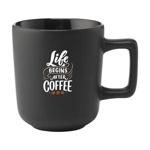 High-quality ceramic mug with a striking handle. Finished with a matte exterior and a high-gloss interior. Dishwasher-safe. The imprint is tested and certified dishwasher-safe: EN 12875-2. Capacity 280 ml.