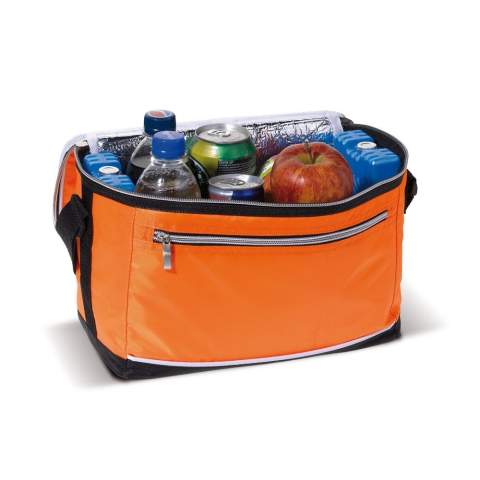 Sac isotherme polyester avec anse ajustable (120x3cm). Un grand compartiment isotherme et une petite poche sur le devant. Les deux se ferment à l’aide d’une fermeture éclair.