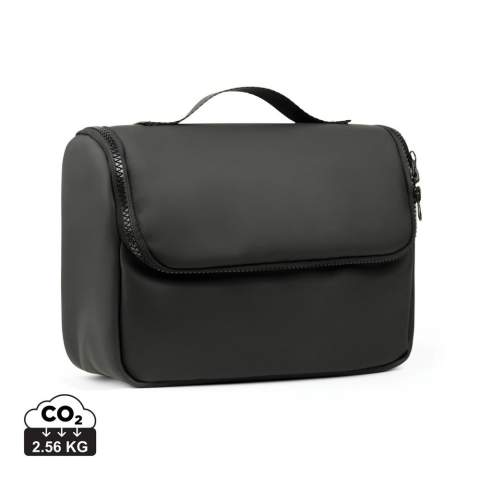 Trousse de toilette de voyage dont la matière nubuck-PU déperlant est à la fois élégante et pratique. La matière est facile à nettoyer et résiste à l'eau, ce qui la rend parfaite pour une utilisation en déplacement. L'intérieur du sac est conçu pour une organisation optimale, avec plusieurs poches pour tous les articles de toilette essentiels. La trousse est également munie d'un crochet, ce qui permet de la suspendre facilement en voyage.