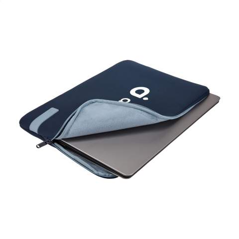 Robuste 15,6-Zoll-Laptoptasche der Marke Case Logic. Die dünne Polyestertasche besteht aus hochwertigem Memoryschaum (6 mm dick) und bietet erstklassigen Schutz. Das weiche Plüsch-Innenfutter schützt den Laptop vor Kratzern. Die Tasche ist mit einer praktischen, asymmetrischen Öffnung mit Reißverschluss versehen.