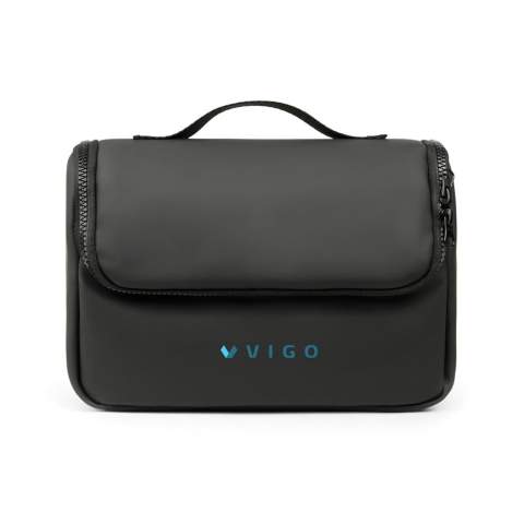 Trousse de toilette de voyage dont la matière nubuck-PU déperlant est à la fois élégante et pratique. La matière est facile à nettoyer et résiste à l'eau, ce qui la rend parfaite pour une utilisation en déplacement. L'intérieur du sac est conçu pour une organisation optimale, avec plusieurs poches pour tous les articles de toilette essentiels. La trousse est également munie d'un crochet, ce qui permet de la suspendre facilement en voyage.