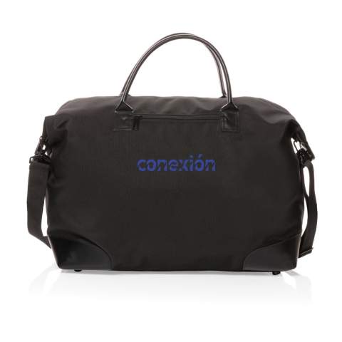 Plan your perfect getaway with this large Aware™ 1200D weekend bag. The bag features one big roomy compartment with front pocket and PU handles. With AWARE™ tracer that validates the genuine use of recycled materials. Each weekend bag is made of 21 PET bottles (500ml). 2% of proceeds of each Impact product sold will be donated to Water.org. Composition 100% recycled polyester. Lining in 150D recycled polyester.